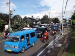 kondisi-lalu-lintas-di-jalan-raya-puncak-kawasan-turunan-selarong-21112021.jpg
