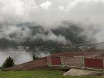 landasan-gantole-paralayang-puncak-kabupaten-bogor-saat-berkabut.jpg