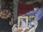 lihat-jenazah-menantu-soekarno-dikremasi-dewi-soekarno-tegar-saat-salami-banyak-pejabat.jpg