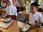 makan-bergizi-gratis-kepada-para-murid-SDN-Kebon-Kopi-Kota-Bogor-pada.jpg