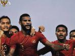 marinus-wanewar-bersama-pemain-timnas.jpg