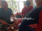 martin-pistagnesi-49-bule-asal-canada-saat-ikut-memotong-daging-kurban.jpg