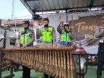 memainkan-angklung-di-Simpang-Gadog.jpg