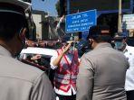 menhub-naik-mobil-listrik.jpg