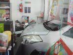 mobil-masuk-minimarket-di-cisarua-bogor.jpg