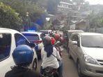mobil-patroli-polisi-ikut-terjebak-kemacetan-dan-nyaris-tak-bisa-bergerak.jpg