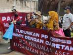 nasabah-demo-di-Koperasi-Simpan-Pinjam-Sejahtera-Bersama.jpg
