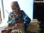 nenek-pengrajin-bongsang_20160926_192633.jpg