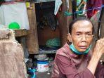 nenek-yang-tidur-di-lemari-sempit-di-warung-kopi-surabaya.jpg