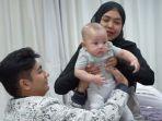ngidam-punya-bayi-sultan-ria-ricis-lakukan-ini-di-rumah-nagita-melongo-saat-gendong-rayyanza.jpg