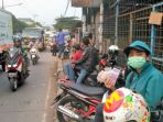 nira-pejual-jasa-penukaran-uang-di-jalan-otista-raya_20180608_215901.jpg