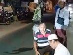 orang-solat-di-tengah-jalan.jpg