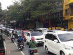 padat-arus-kendaraan-di-jalan-raya-puncak-kawasan-megamendung.jpg