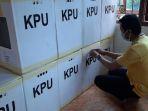 panitia-pilkades-saat-mengecek-kotak-suara-sebelum-didistribusikan-ke-tps.jpg