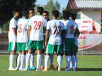 para-pemain-timnas-u-19-indonesia-berdiskusi-di-sela-duel-kontra-bulgaria.jpg