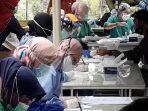 para-warga-di-kawasan-megamendung-rapid-test.jpg