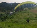 paralayang-di-bukit-gantole-puncak-bogor-cisarua.jpg