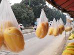 pedagang-timun-suri-di-tepi-jalan-raya-kemang-kabupaten-bogor.jpg