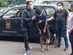 pelaku-pembunuhan-vicky-firlana-saat-turun-dari-mobil-polisi.jpg