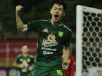 pemain-persebaya-surabaya-taisei-marukawa-merayakan-go.jpg