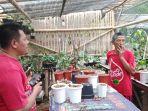 pemilik-tanaman-hias-di-kampung-cilobak.jpg