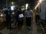 pengamen-yang-membawa-pisau-ke-dalam-angkutan-kota-untuk.jpg