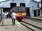 penumpang-kereta-commuter-line-di-stasiun-bogor_20151204_100744.jpg