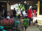 penyaluran-zakat-dan-bantuan-ke-warga-di-kampung-rambay.jpg