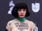 penyanyi-chile-mon-laferte-tampil-telanjang-dada-ketika-menghadiri-penghargaan-latin-grammy.jpg