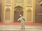 penyemprotan-disinfektan-bagian-dalam-masjid-raya-kota-bogor.jpg