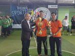 penyerahan-piala-dari-eka-gartik.jpg