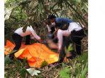 personel-polres-taput-sedang-mengevakuasi-jenazah-kristina-gultom-yang-berada-di-semak-semak.jpg