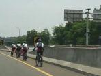 pesepeda-masuk-tol-jagorawi.jpg