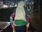 petugas-evakuasi-nenek-di-kampung-bebek.jpg