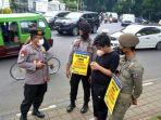 petugas-gabungan-melakukan-pemeriksaan-status-vaksinasi-pengunjung-pedestrian-seputar-ssa.jpg