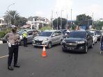 petugas-gabungan-melakukan-penyekatan-di-jalan-raya-puncak-kabupaten-bogor-selasa-162021.jpg