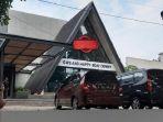 petugas-keamanan-berjaga-di-holywings-bogor-di-jalan-pajajaran-bogor-senin-722022.jpg