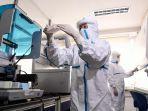 petugas-laboratorium-melakukan-uji-sampel-soal-virus-corona.jpg