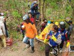petugas-saat-mengevakuasi-jasad-pria-tanpa-busana-di-tengah-hutan.jpg