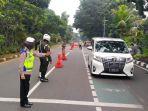petugas-sedang-berjaga-di-ganjil-di-jalan-pajajaran-kota-bogor-sabtu-2212022.jpg