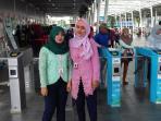 petugas-stasiun-berkebaya_20160421_120952.jpg