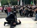polisi-diduga-membanting-satu-peserta-aksi-di-tigaraksa.jpg