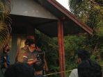 polisi-memasang-garis-polisi-di-lokasi-penemuan-jasad.jpg