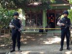 polisi-menjaga-rumah-salah-satu-terduga-terori_20180531_112501.jpg