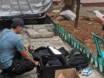 polisi-sedang-mengeluarkan-bom-aktif.jpg