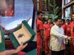 prabowo-kasih-rolex-untuk-timnas.jpg