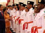 presiden-joko-widodo-kiri-menyalami-anggota-pasukan-pengibar-bendera-pusaka.jpg