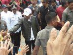 presidenjokowi-jaket-kulit-saat-berkunjung-ke-lokasi-longsor-sukajaya.jpg