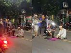 pria-solat-di-tengah-jalan.jpg