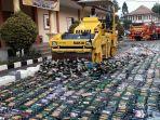 puluha-ribu-miras-dimusnahkan-polisi.jpg